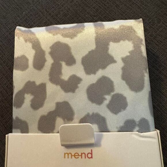 Mend Soft and silky satin pillowcase for healthy hair and skin Queen Size - Picture 3 of 6